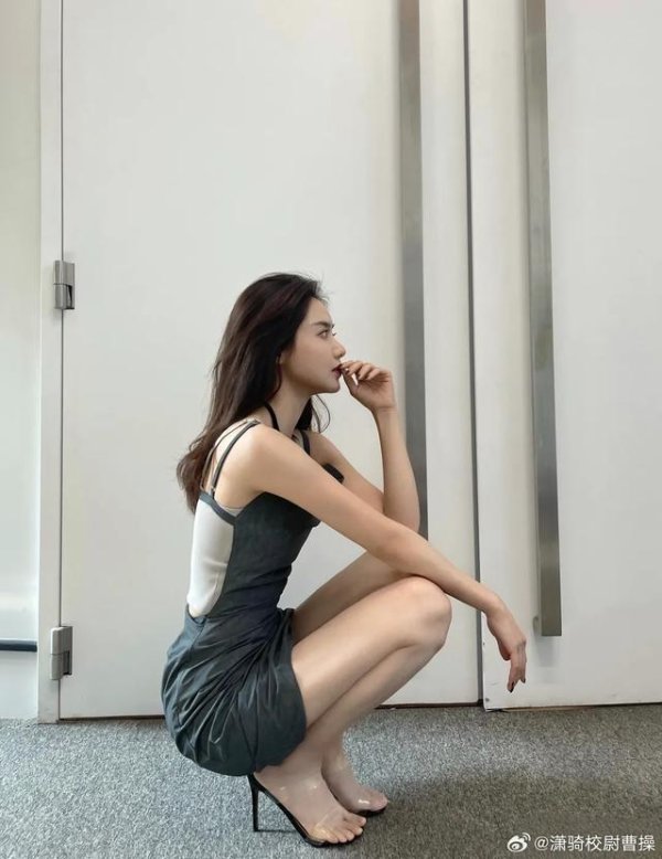 米牛配资 美女主持人美娜绝技直角蹲高跟鞋美腿！也就是直着蹲